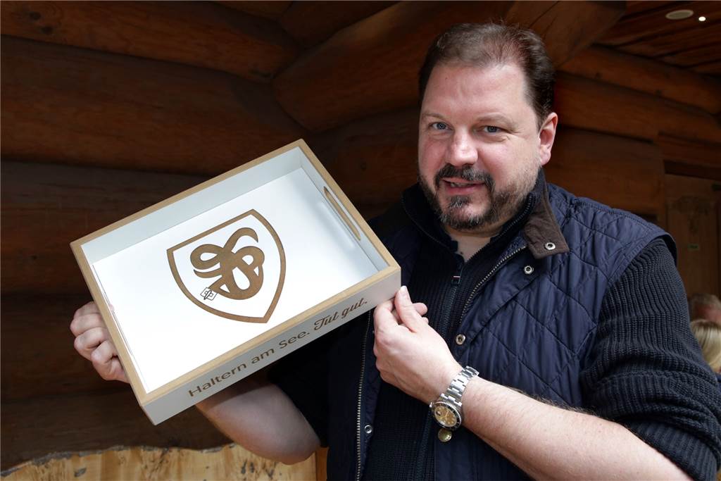 Mehrere neue Merchandising-Artikel aus Haltern hat der Verein Haltern am See tut gut entwickelt, unter anderem ein Tablett mit Haltern-Wappen, das Vorsitzender Toddy Geldmann hier präsentiert.