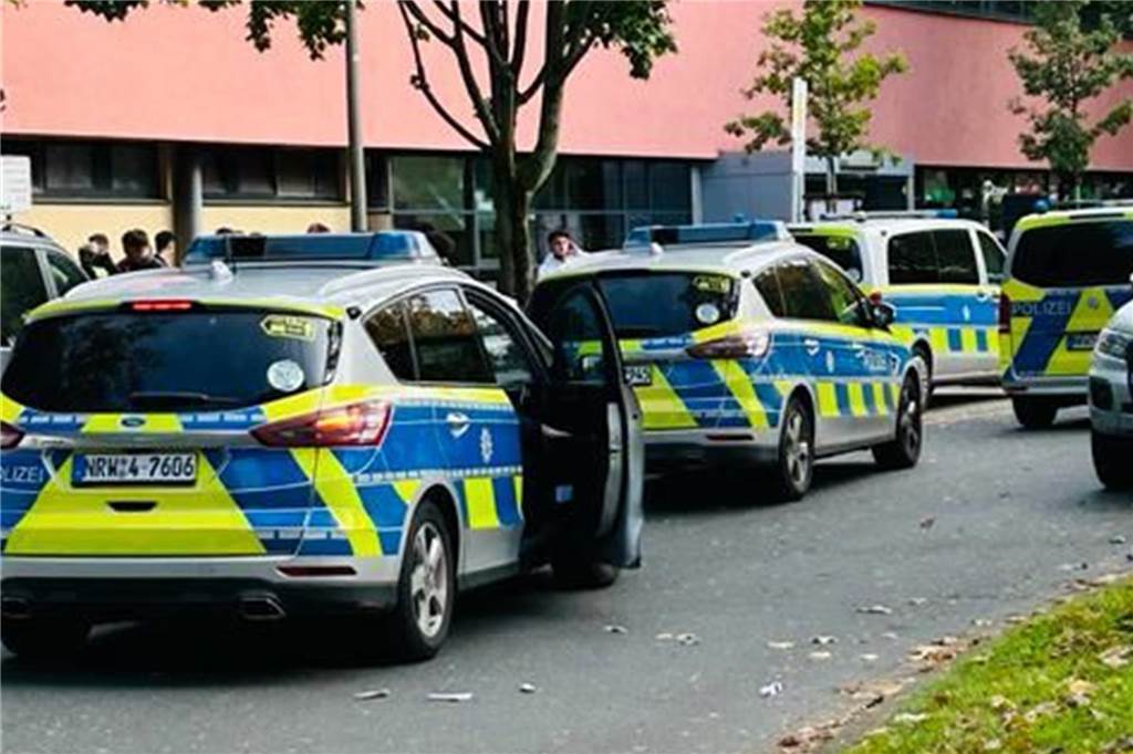 Mehrere Polizei-Wagen trafen am Sonntag am Sportplatz der DJK SF Nette ein.