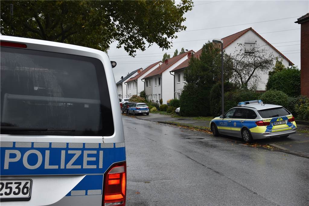 Der Kampf um die Alte Eiche: Das Protokoll eines äußerst ungewöhnlichen Tages Mehrere Polizeiwagen und auch das Ordnungsamt der Stadt Castrop-Rauxel waren am Dienstagvormittag in Habinghorst vor Ort.