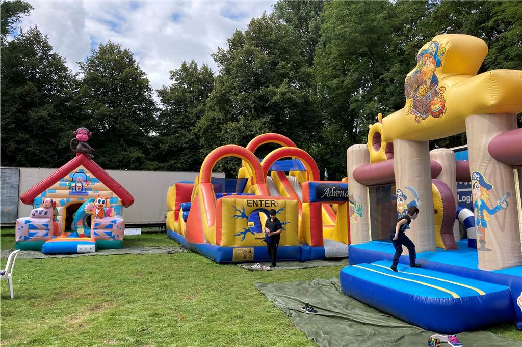 Schausteller tourt mit Hüpfburgen-Park durch Dortmund Mehrere Rutschen ergänzen das Angebot.