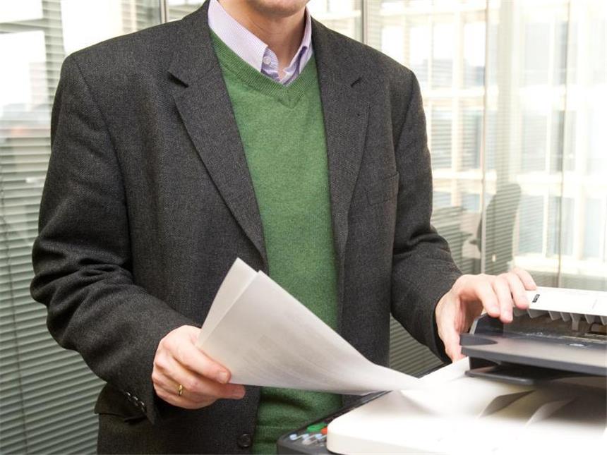 Mehrere Schichten wie hier sind sinnvoller: Denn mit einem dicken Pulli im Büro zu sitzen, weil es draußen kalt ist, bringt nichts. Foto: Andrea Warnecke