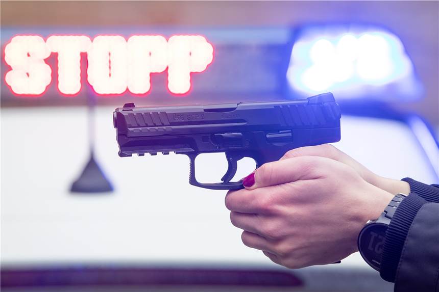Schüsse vor Augen der Polizei – Hochzeitskorso in Dortmund gestoppt Mehrere Schüsse sind bei einem Hochzeitskorso in Dortmund abgegeben worden - mit vorgehaltener Dienstwaffe stoppten Polizisten die Autos (Symbolbild).