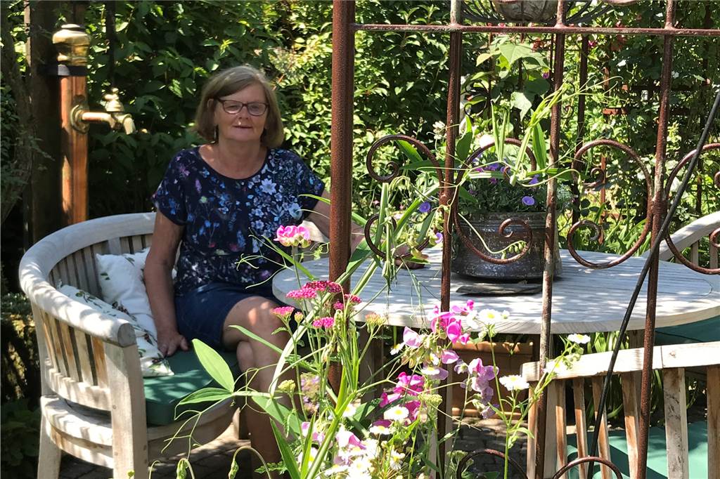 Gisela Egbringhoff und ihr Faible für Funkien und Rosen Mehrere Sitzmöglichkeiten gibt es im Garten an der Mörikestraße.