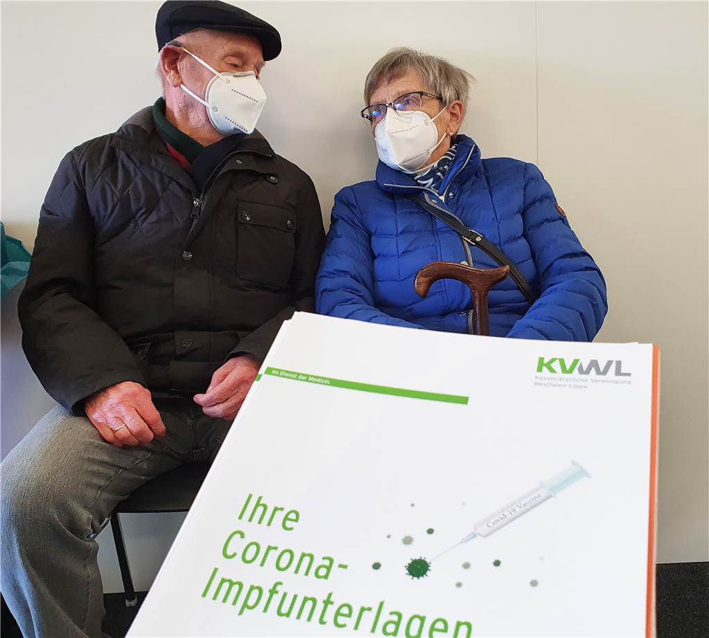Impfung meiner Großeltern: Erster Schritt zur Rückkehr in die Normalität Mehrere Stationen mussten Joseph und Elfriede Räwer durchlaufen, bevor sie schließlich die Impfung erhielten.
