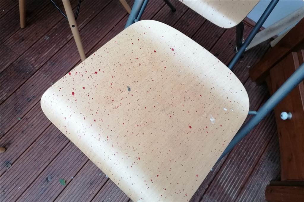 Vredenerin findet Blut auf der Terrasse – Polizei schreibt nur einen Bericht Mehrere Stühle auf der Terrasse sind mit Blutspritzern übersät.