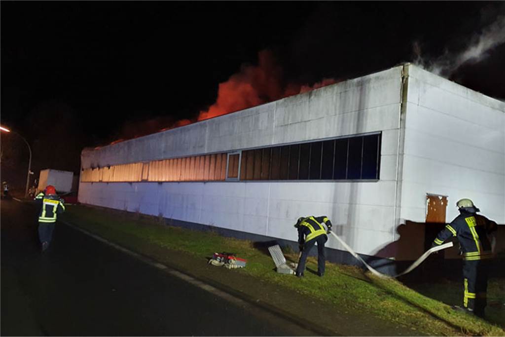 Jahresrückblick für Olfen: Was 2020 außer Corona noch gebracht hat Mehrere Stunden kämpften die Olfener Feuerwehrleute gegen einen Großbrand in einer Lagerhalle.