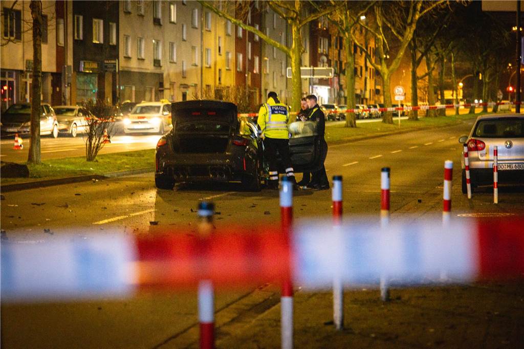 Mehrere Stunden lang hat die Polizei den Unfallort an der Leopoldstraße untersucht. Dafür waren extra Experten aus Münster angereist.