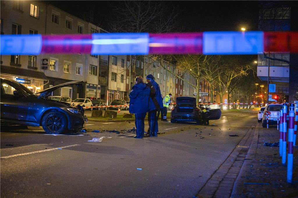 Mehrere Stunden lang hat die Polizei den Unfallort an der Leopoldstraße untersucht. Dafür waren extra Experten aus Münster angereist.