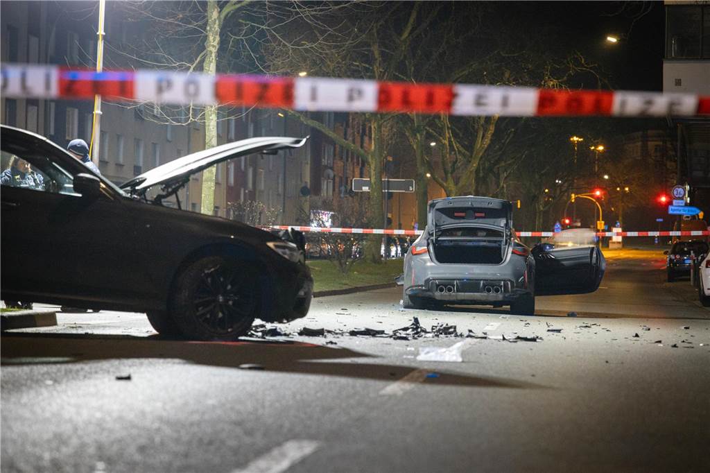 Mehrere Stunden lang hat die Polizei den Unfallort an der Leopoldstraße untersucht. Dafür waren extra Experten aus Münster angereist.