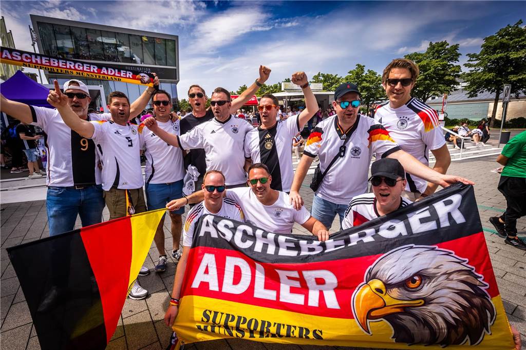 Mehrere Stunden vor dem Anpfiff des Spiels Deutschland-Dänemark feiern sich die deutschen Fans schon in der Dortmunder Innenstadt warm.