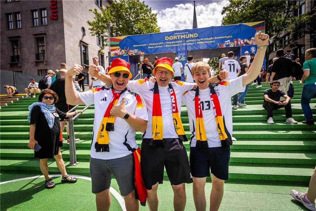 Mehrere Stunden vor dem Anpfiff des Spiels Deutschland-Dänemark feiern sich die deutschen Fans schon in der Dortmunder Innenstadt warm.