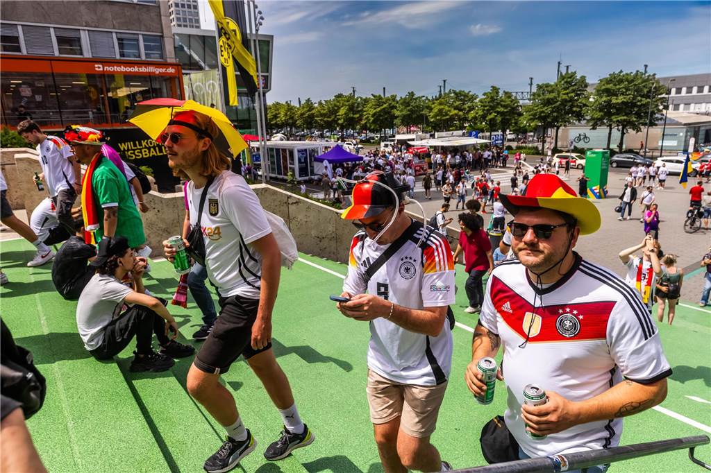 Mehrere Stunden vor dem Anpfiff des Spiels Deutschland-Dänemark feiern sich die deutschen Fans schon in der Dortmunder Innenstadt warm.