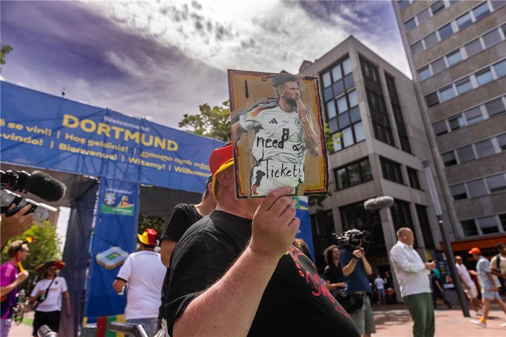 Mehrere Stunden vor dem Anpfiff des Spiels Deutschland-Dänemark feiern sich die deutschen Fans schon in der Dortmunder Innenstadt warm.