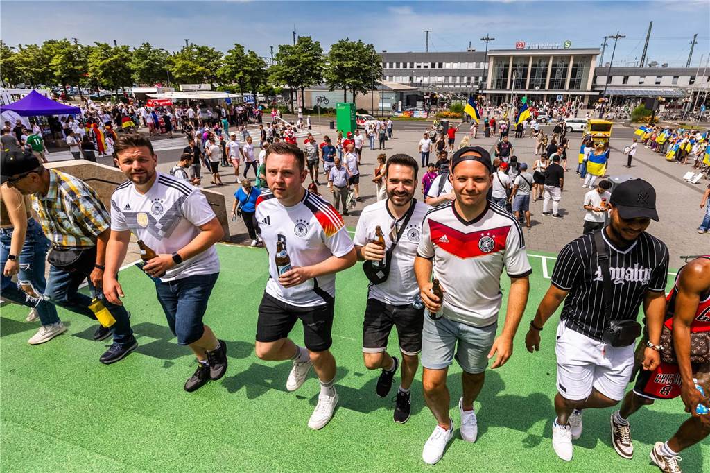 Mehrere Stunden vor dem Anpfiff des Spiels Deutschland-Dänemark feiern sich die deutschen Fans schon in der Dortmunder Innenstadt warm.