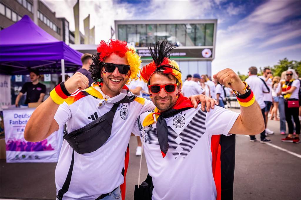 Mehrere Stunden vor dem Anpfiff des Spiels Deutschland-Dänemark feiern sich die deutschen Fans schon in der Dortmunder Innenstadt warm.