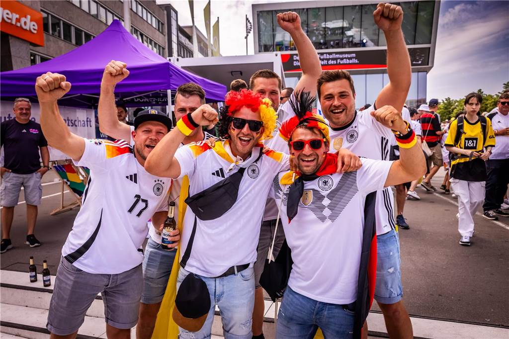 Mehrere Stunden vor dem Anpfiff des Spiels Deutschland-Dänemark feiern sich die deutschen Fans schon in der Dortmunder Innenstadt warm.