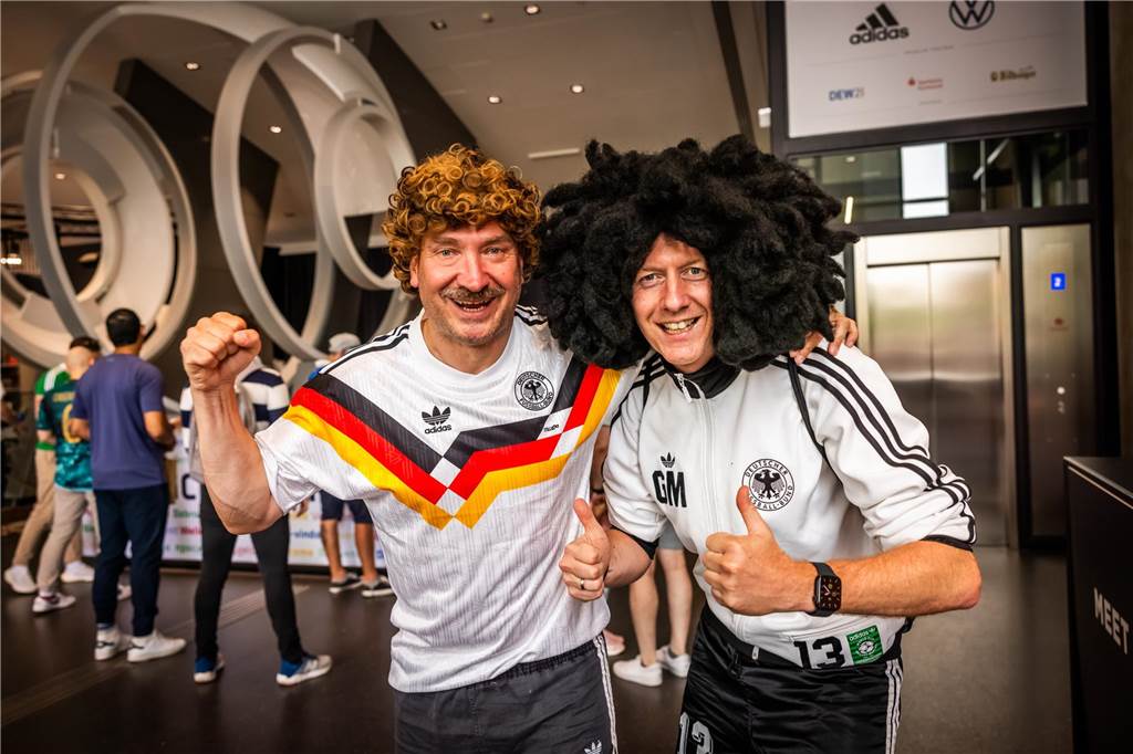 Mehrere Stunden vor dem Anpfiff des Spiels Deutschland-Dänemark feiern sich die deutschen Fans schon in der Dortmunder Innenstadt warm.