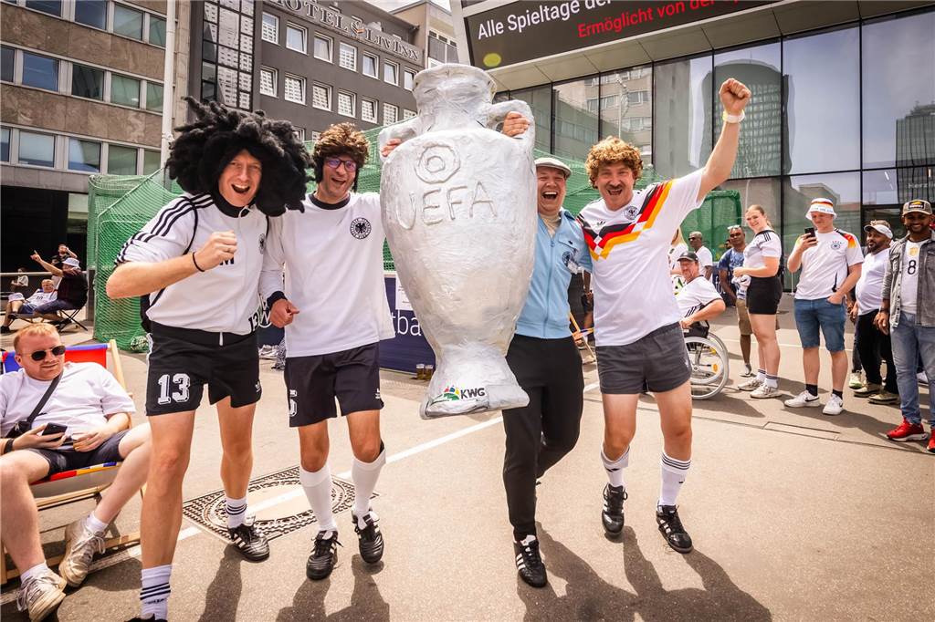 Mehrere Stunden vor dem Anpfiff des Spiels Deutschland-Dänemark feiern sich die deutschen Fans schon in der Dortmunder Innenstadt warm.