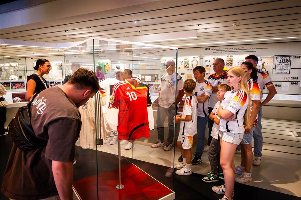 Mehrere Stunden vor dem Anpfiff des Spiels Deutschland-Dänemark feiern sich die deutschen Fans schon in der Dortmunder Innenstadt warm.