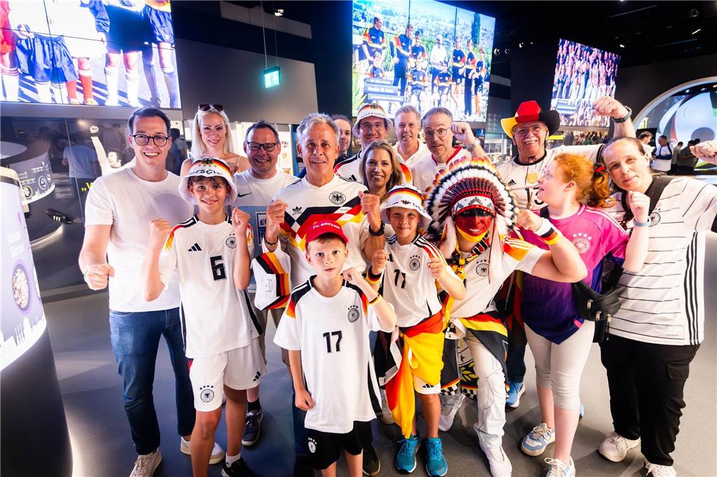 Mehrere Stunden vor dem Anpfiff des Spiels Deutschland-Dänemark feiern sich die deutschen Fans schon in der Dortmunder Innenstadt warm.