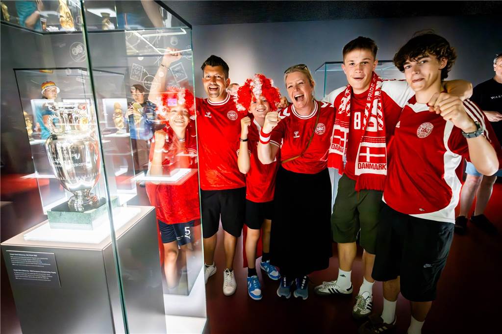 Mehrere Stunden vor dem Anpfiff des Spiels Deutschland-Dänemark feiern sich die deutschen Fans schon in der Dortmunder Innenstadt warm.