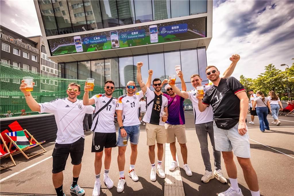 Mehrere Stunden vor dem Anpfiff des Spiels Deutschland-Dänemark feiern sich die deutschen Fans schon in der Dortmunder Innenstadt warm.