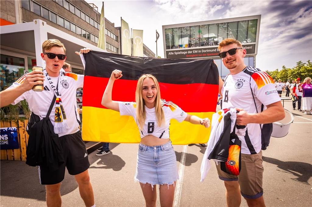 Mehrere Stunden vor dem Anpfiff des Spiels Deutschland-Dänemark feiern sich die deutschen Fans schon in der Dortmunder Innenstadt warm.