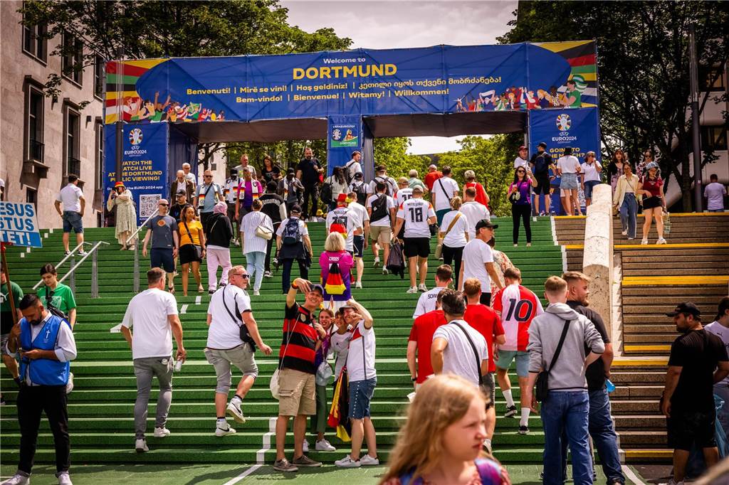 Mehrere Stunden vor dem Anpfiff des Spiels Deutschland-Dänemark feiern sich die deutschen Fans schon in der Dortmunder Innenstadt warm.