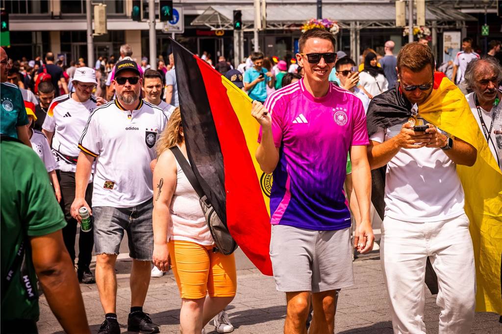 Mehrere Stunden vor dem Anpfiff des Spiels Deutschland-Dänemark feiern sich die deutschen Fans schon in der Dortmunder Innenstadt warm.