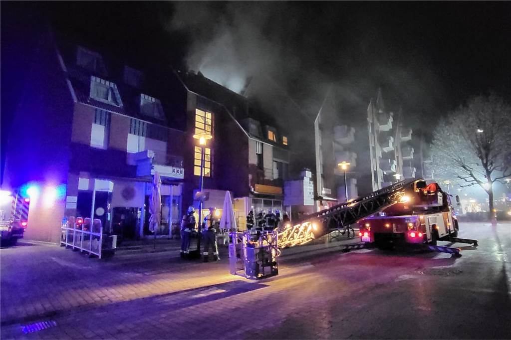 Wohnungsbrand in der Innenstadt: Großeinsatz der Feuerwehr am Sonntagmorgen Mehrere Stunden war die Werner Feuerwehr im Einsatz.