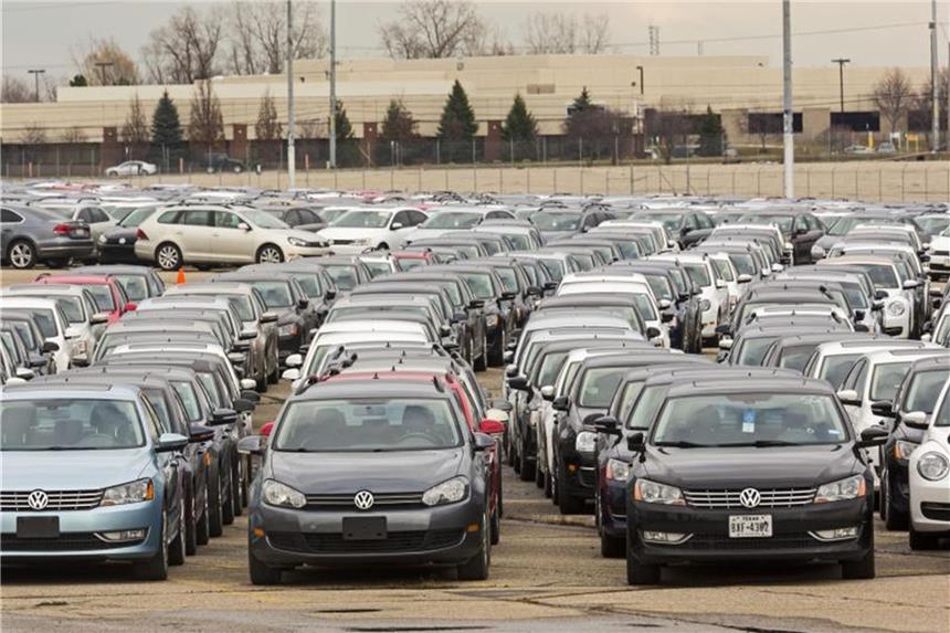 Mehrere tausend gebrauchte VW-Fahrzeuge stehen auf einem Parkplatz im US-Bundesstaat Michigan (Archiv). Foto: Jim West, ZUMA Wire
