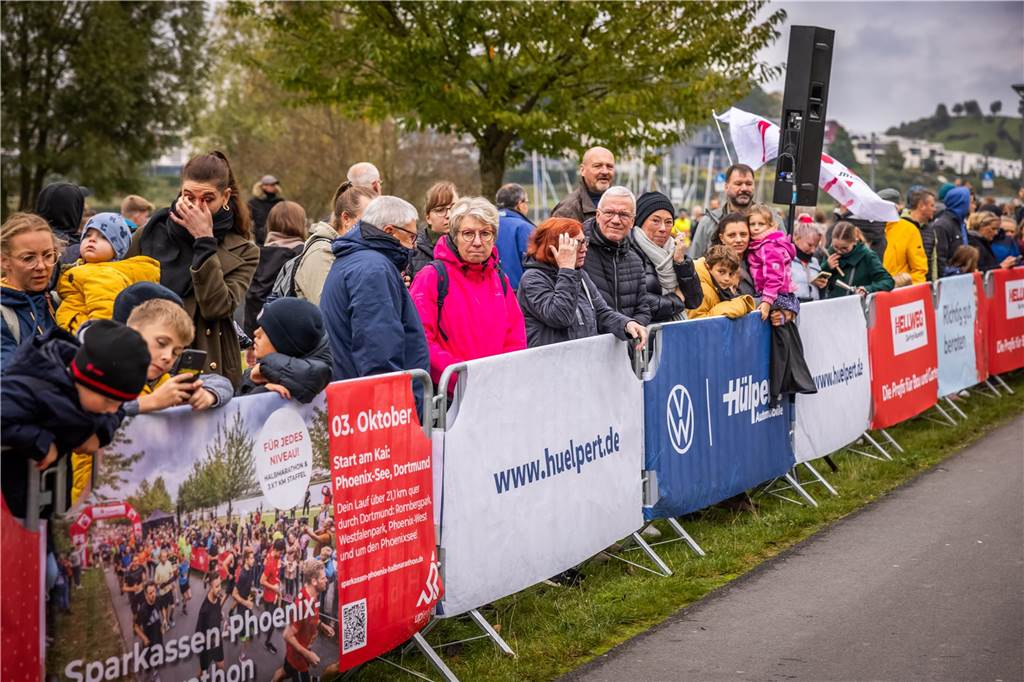 Mehrere Tausend Zuschauer feuerten die Läuferinnen und Läufer beim Sparkassen-Phoenix-Halbmarathon am 3. Oktober an.