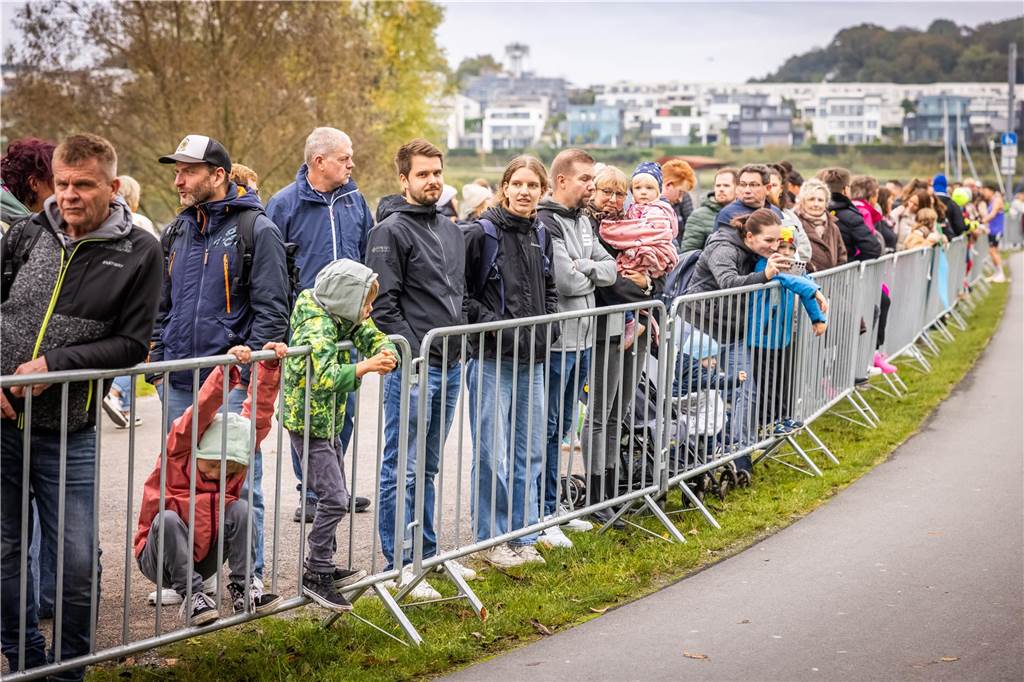Mehrere Tausend Zuschauer feuerten die Läuferinnen und Läufer beim Sparkassen-Phoenix-Halbmarathon am 3. Oktober an.
