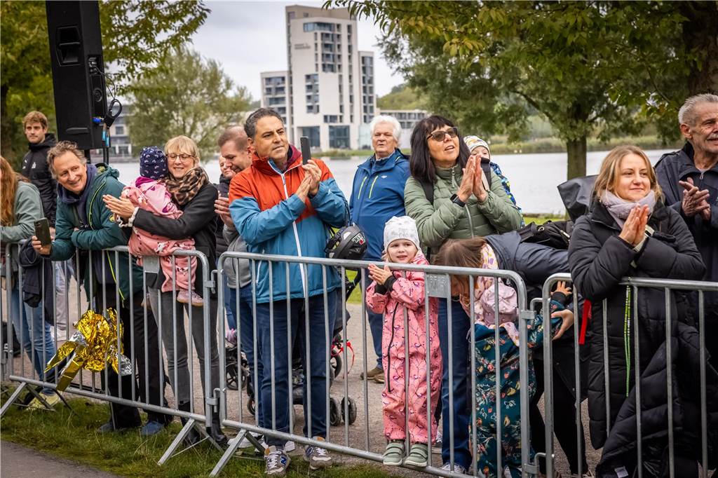Mehrere Tausend Zuschauer feuerten die Läuferinnen und Läufer beim Sparkassen-Phoenix-Halbmarathon am 3. Oktober an.