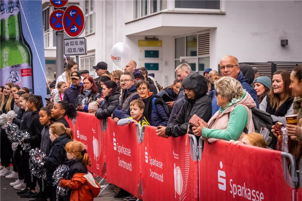 Mehrere Tausend Zuschauer feuerten die Läuferinnen und Läufer beim Sparkassen-Phoenix-Halbmarathon am 3. Oktober an.