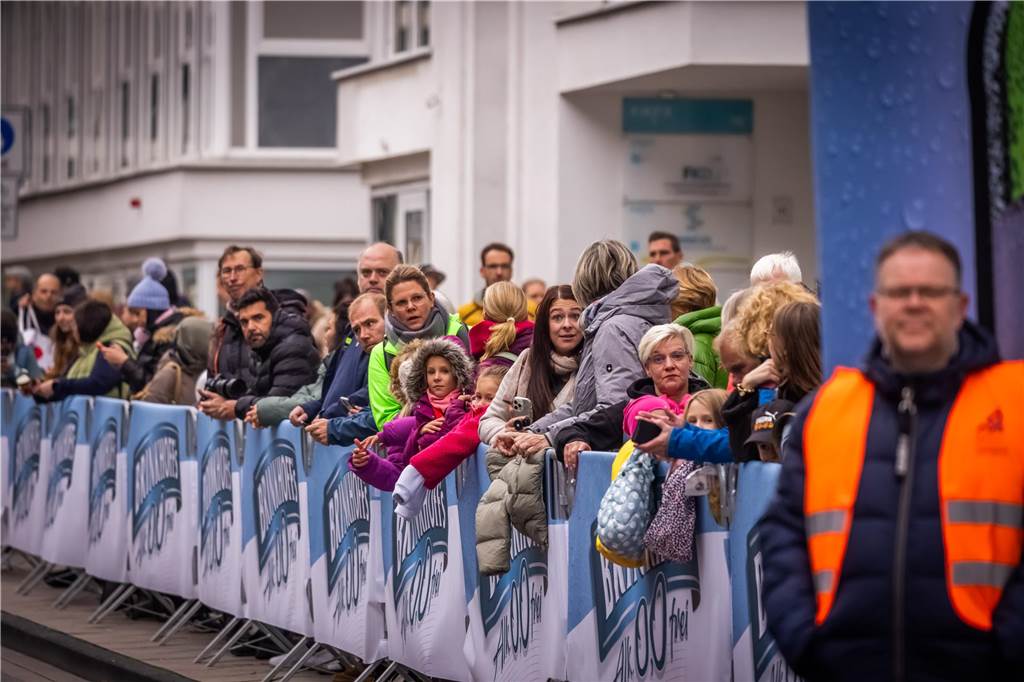 Mehrere Tausend Zuschauer feuerten die Läuferinnen und Läufer beim Sparkassen-Phoenix-Halbmarathon am 3. Oktober an.