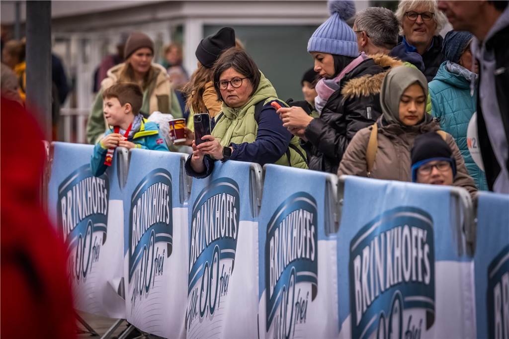Mehrere Tausend Zuschauer feuerten die Läuferinnen und Läufer beim Sparkassen-Phoenix-Halbmarathon am 3. Oktober an.