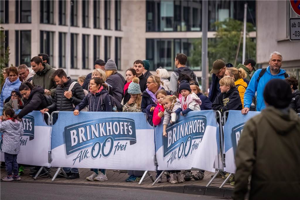 Mehrere Tausend Zuschauer feuerten die Läuferinnen und Läufer beim Sparkassen-Phoenix-Halbmarathon am 3. Oktober an.
