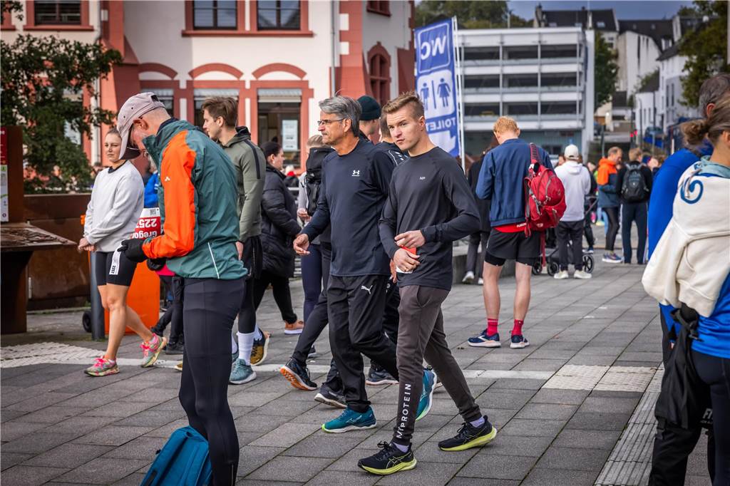 Mehrere Tausend Zuschauer feuerten die Läuferinnen und Läufer beim Sparkassen-Phoenix-Halbmarathon am 3. Oktober an.