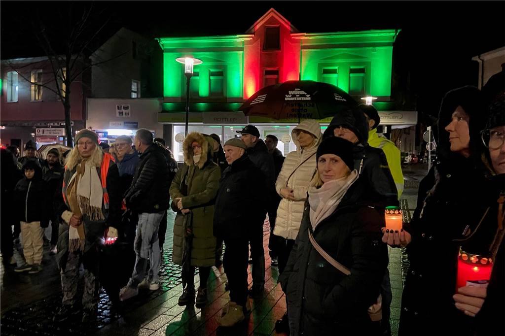 Rund 50 Menschen folgen Rühling-Aufruf zu Mahnwache am Postplatz Menschen mit Grabkerzen auf dem Postplatz in Schwerte