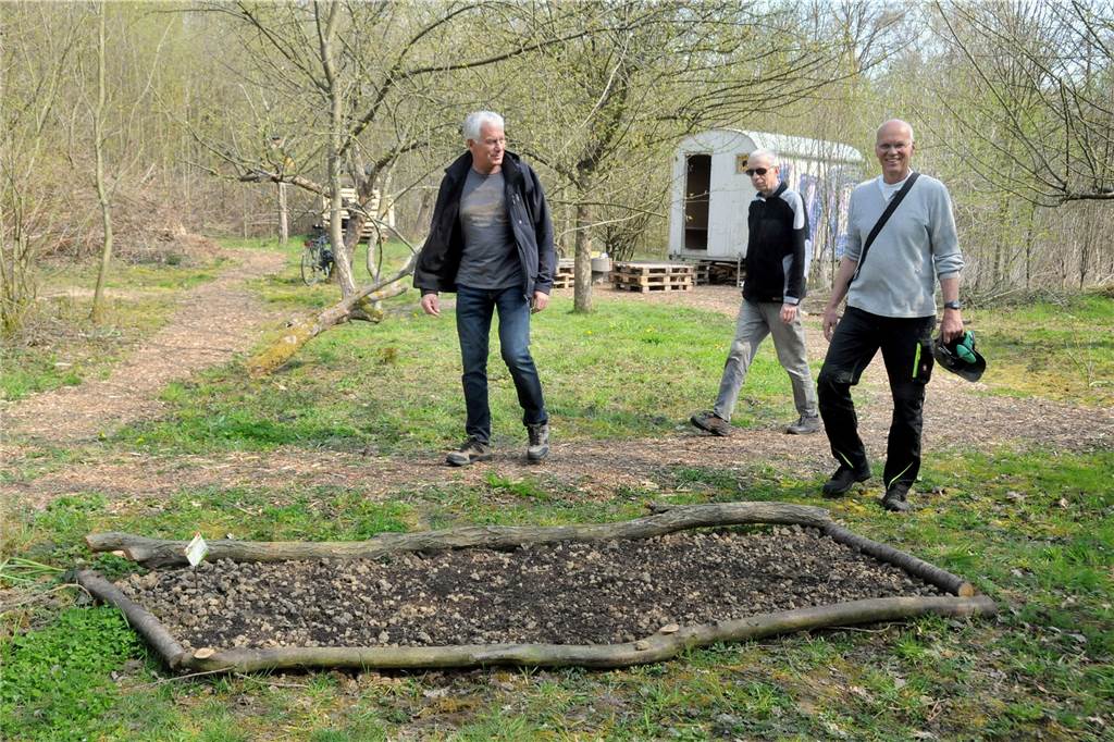 Fahrlehrer Udo Edelmeier hat umgesattelt: Jetzt macht er Apfelsaft Mehrere Wildblumeninseln haben (v.l.) Uwe Hollop, Peter Molczyk und Udo Edelmeier auf der Streuobstwiese in Geisecke angelegt.