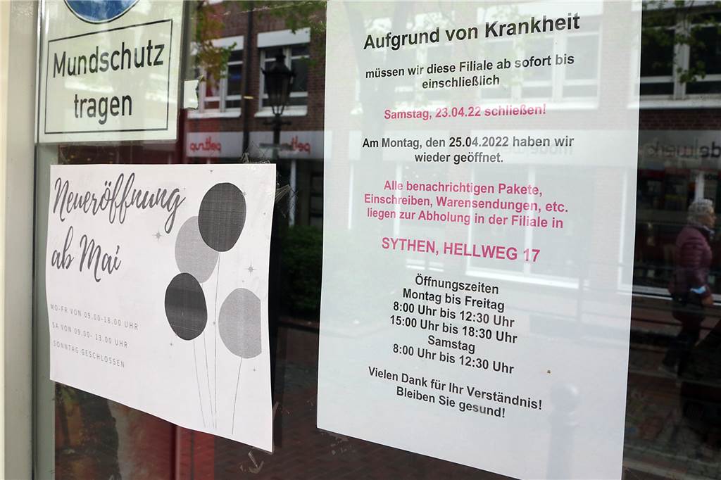 Mehrere Zettel weisen auf die Schließung und Neueröffnung der Postfiliale Rekumer Straße hin.