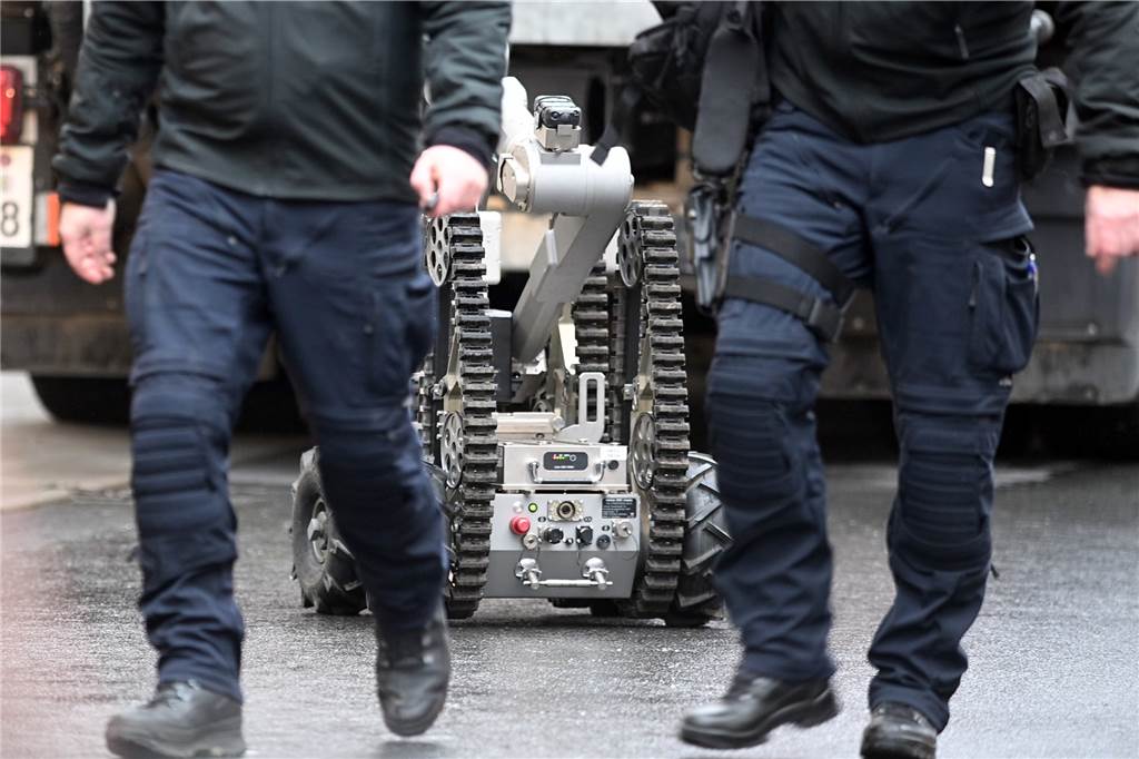Anti-Terror-Einsatz war Thema in Berlin: Breilmann berichtet aus Sitzung Ein ferngesteuertes Roboterfahrzeug im Einsatz auf der Langen Straße in Castrop-Rauxel.