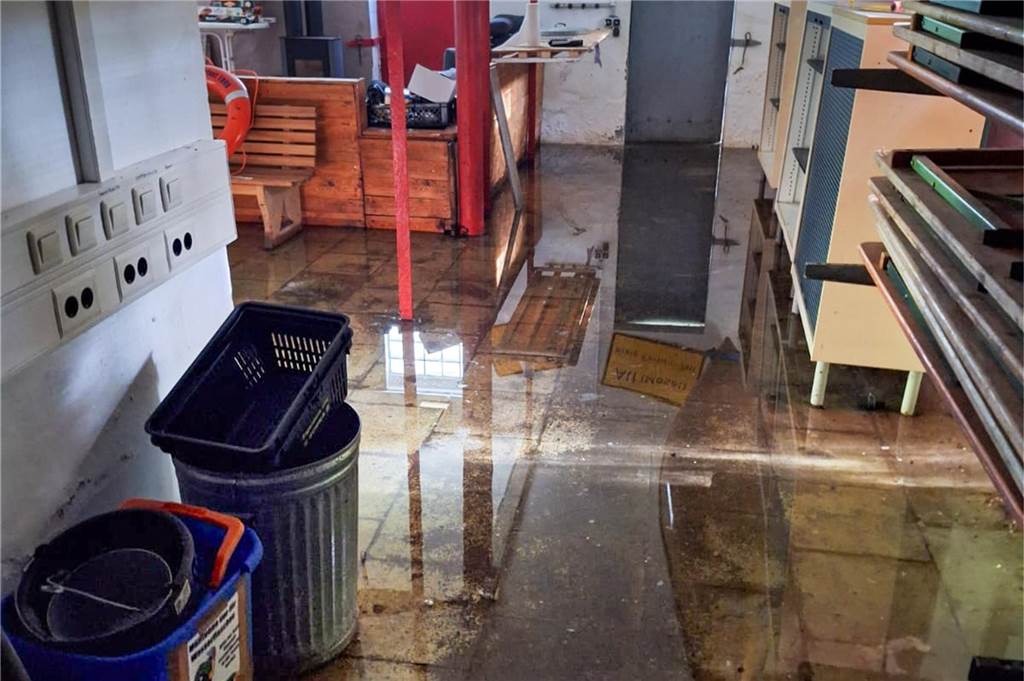 DLRG-Bootshaus am Kanal überflutet – Nun steht die Zukunft auf dem Spiel Mehrfach stand Wasser rund um das und im Vereinsheim der DLRG am Kanal.