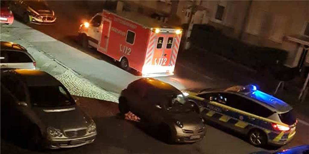Tödliche Messerstiche in Dortmund: Prozess gegen Mann aus Marl beginnt Ein Rettungswagen und ein Polizeiauto stehen vor einem Haus in Dortmund-Oestrich, in dem ein 27-jähriger Mann tödlich verletzt wurde.