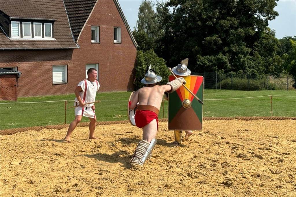 Römertage bieten großes Programm: Gladiatorenkämpfe vor dem Aliso-Tor Zwei Gladiatoren im Kampf
