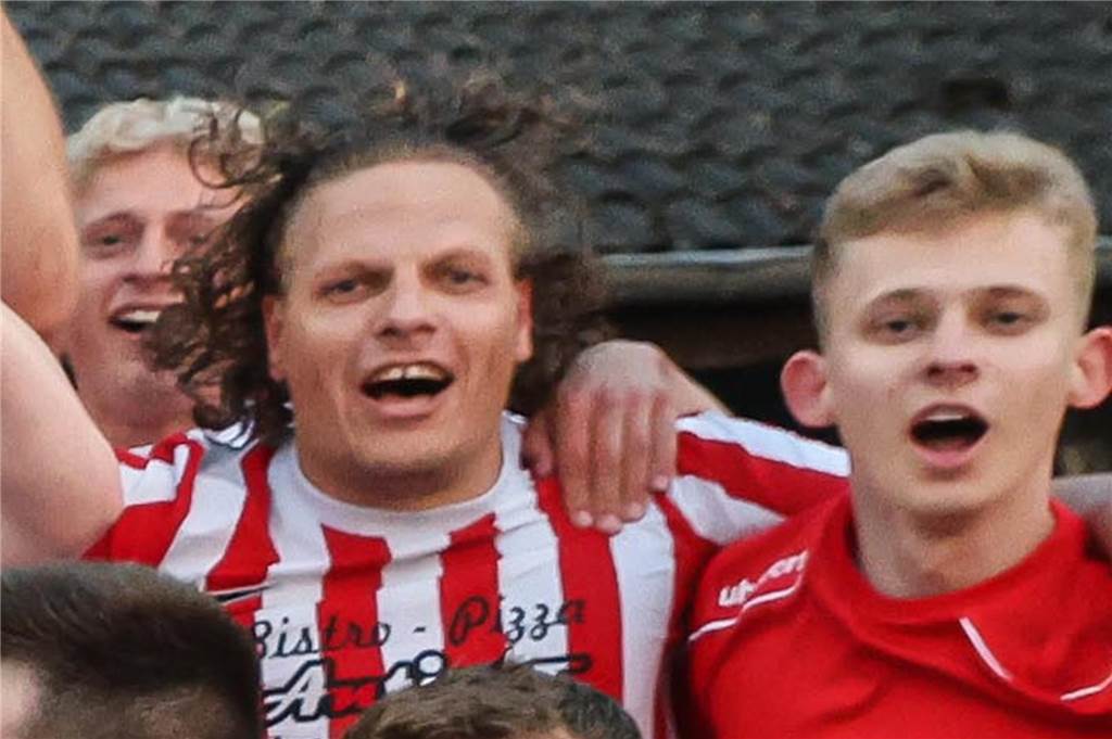 Meik Hibbeln (M.) stieg mit der DJK SF Nette in die Kreisliga A auf.