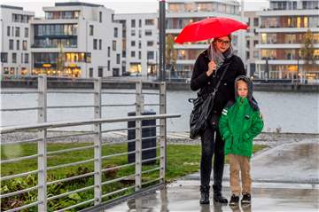Meike Dau mit Sohn Jan am Phoenix-See.