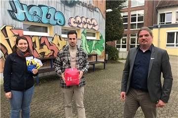 Meike Unland, Kilian Schnieder und Thorsten Gonska (v.l.) aus der Akademie Klausenhof stellten das Programm "Verpasstes aufholen - Neues erleben" an der Gesamtschule Schermbeck vor.