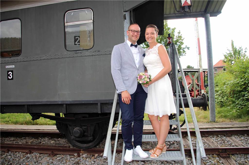 Mehr Sterbefälle als Geburten im Jahr 2020: Stadtlohn wächst trotzdem Meike Wensing und Andreas Schlamann waren eines von 22 Paaren, die 2020 im historischen Waggon am Eisenbahnmuseum geheiratet haben.
